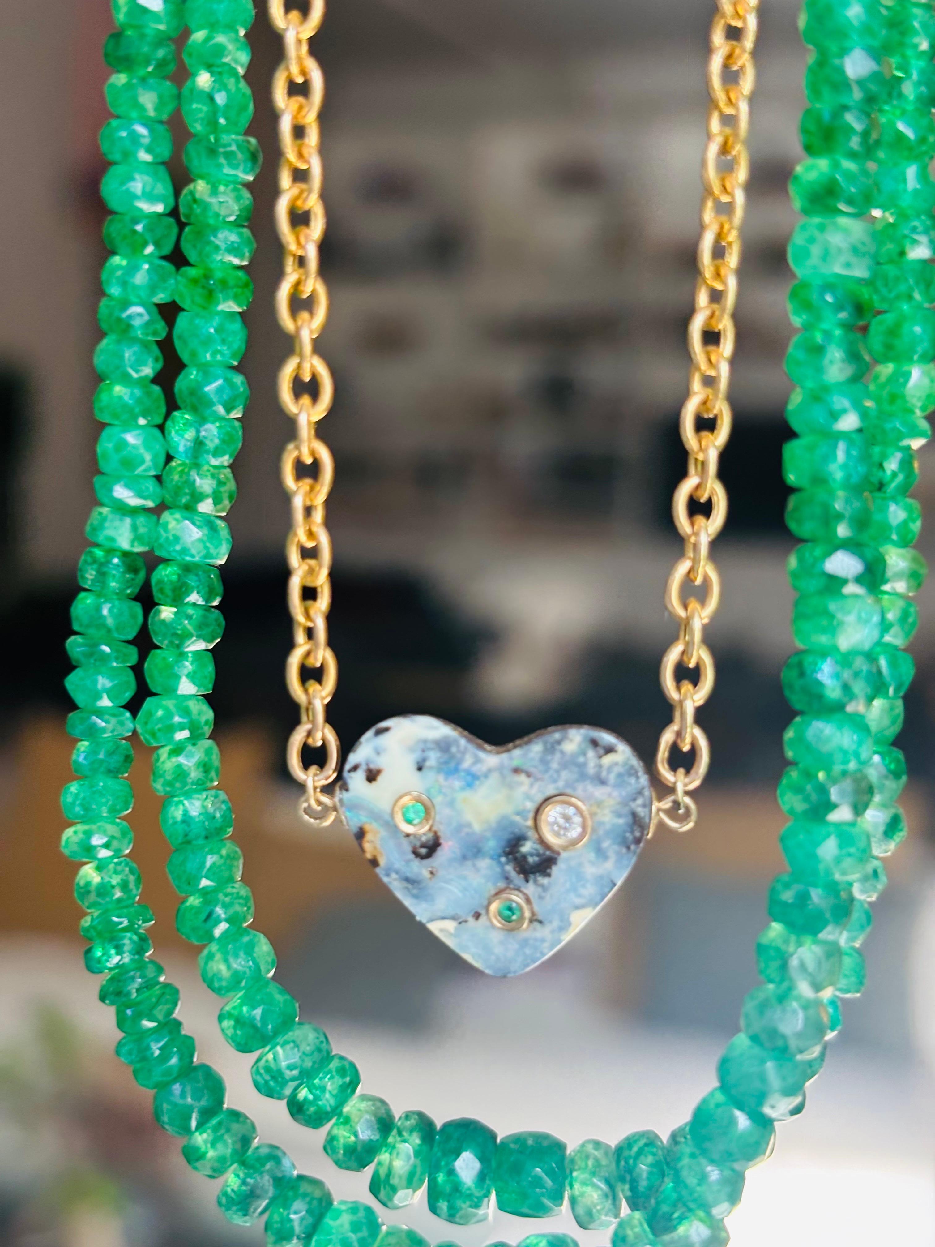 Collier de cœur en opale australienne avec diamants et émeraudes sur chaîne Rolo en or 14k en vente 9