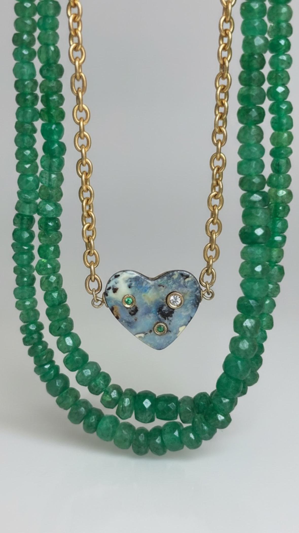 Collier de cœur en opale australienne avec diamants et émeraudes sur chaîne Rolo en or 14k en vente 12