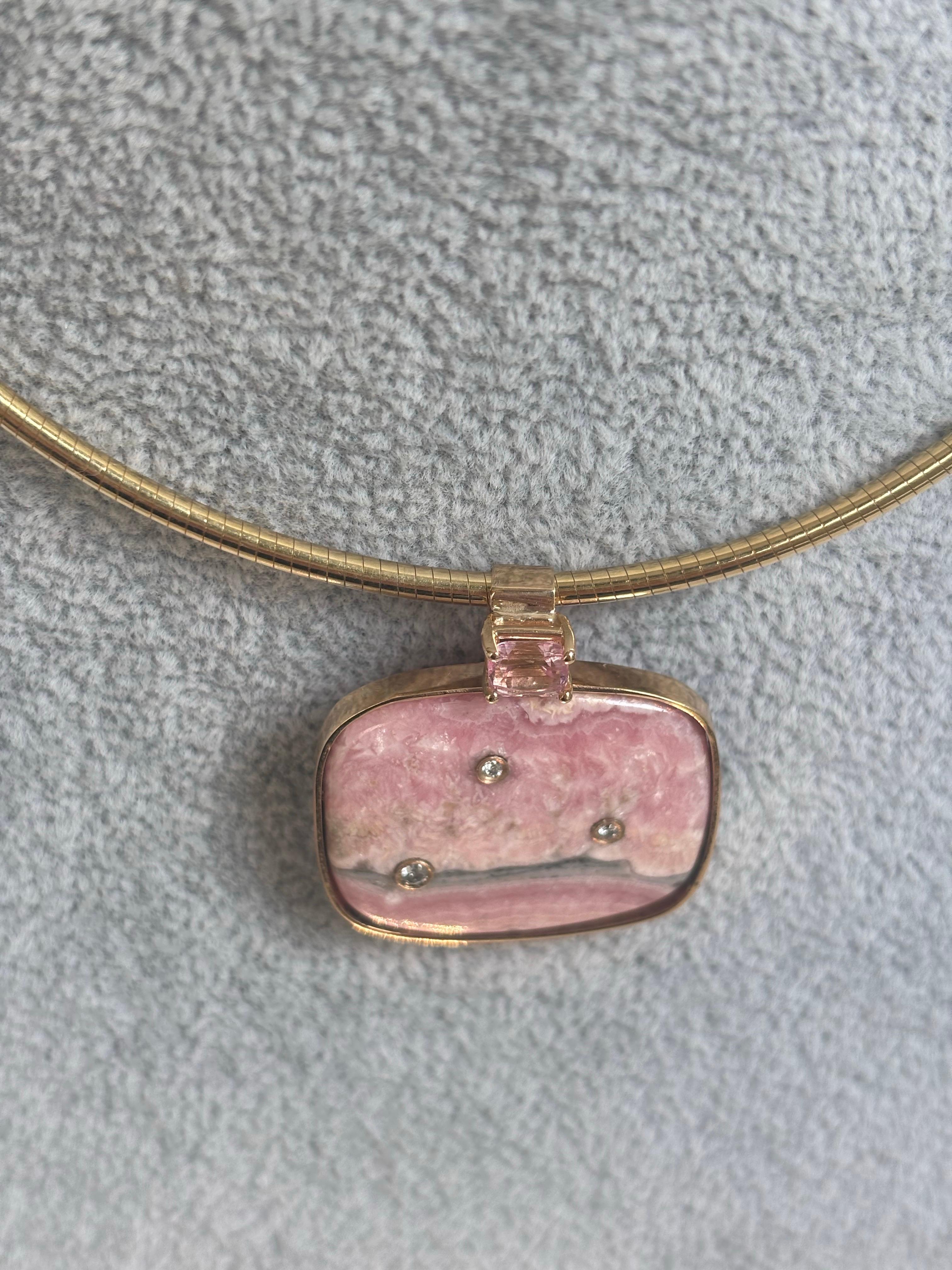 Ciondolo di rodocrosite con spinello rosa e diamanti in vendita 5