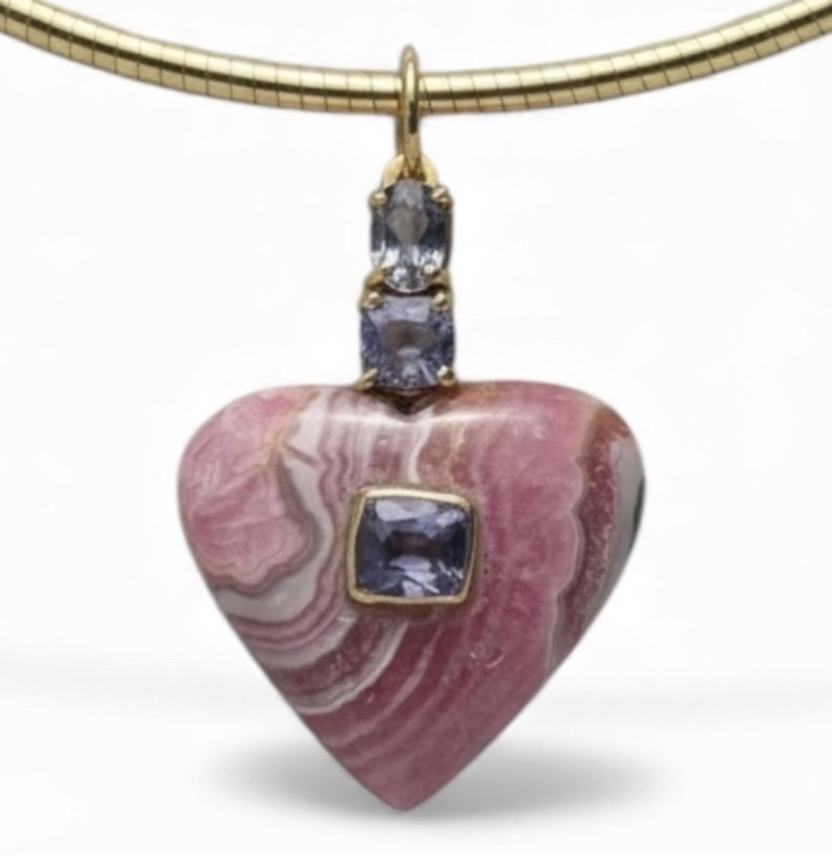 Ciondolo a cuore in rodocrosite con spinello

Rodocrosite, Spinello e Oro 14k

Cuore intagliato di rodocrosite (25 mm di diametro) con spino quadrato centrale dorato di colore grigio/argenteo e due spinelli aggiuntivi sulla cauzione.

La rodocrosite