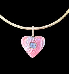 Ciondolo a cuore in rodocrosite con spinello e oro 14k