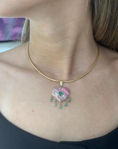 Rhodochrosit großer Herzanhänger mit Smaragd in der Mitte und baumelnden Smaragden