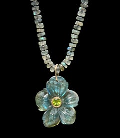 Colgante FLORA, Flor de Labradorita con Peridoto y Oro de 14k