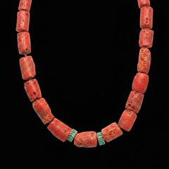 Collier en corail avec émeraudes et or 14 carats, longueur : 17-19"
