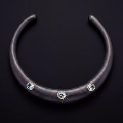 Wood Halskette mit himmelblauem Topas und 14k Gold
