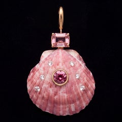 Ciondolo a forma di conchiglia con tormaline rosa, diamanti e oro 14k di Jen Proudman Jewelry