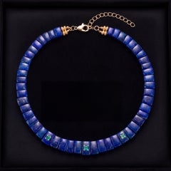 Collana con collare in lapislazzuli, splendidi smeraldi e oro 14k