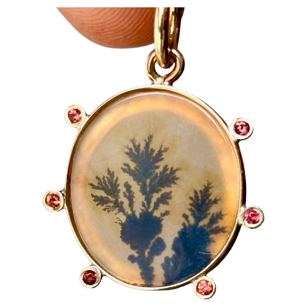 CIONDOLO IN AGATA DENDRITICA
HALO

Agata dendritica, zaffiri rosa intenso, oro 14k

L'agata dendritica è una rarità ricercata che presenta inclusioni simili a rami. Basta uno sguardo per capire perché questa gemma è così amata. 

Le inclusioni