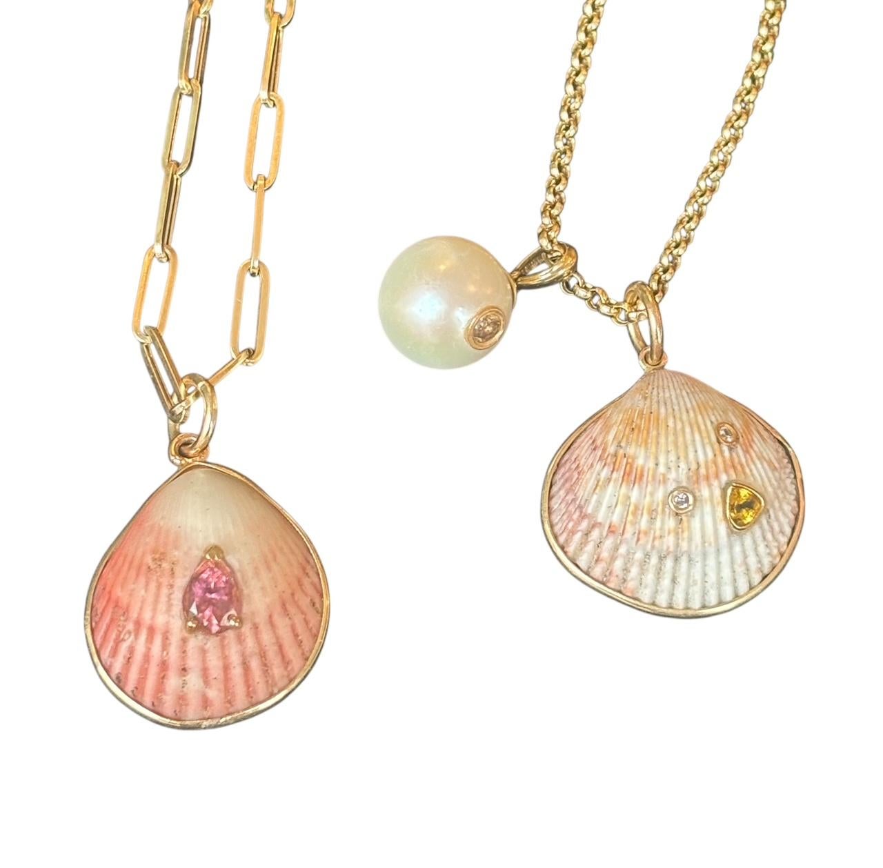 Taille brillant Pendentif WABI SABI SHELL, coquillage naturel, diamants, saphir jaune et or 14k en vente