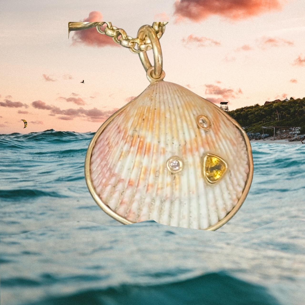Pendentif WABI SABI SHELL, coquillage naturel, diamants, saphir jaune et or 14k Neuf - En vente à New York, NY