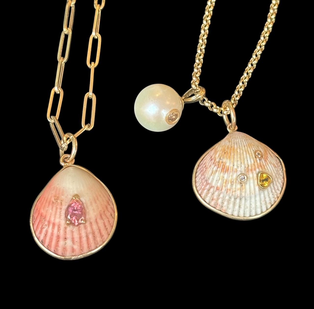 Pendentif WABI SABI SHELL, coquillage naturel, diamants, saphir jaune et or 14k Unisexe en vente