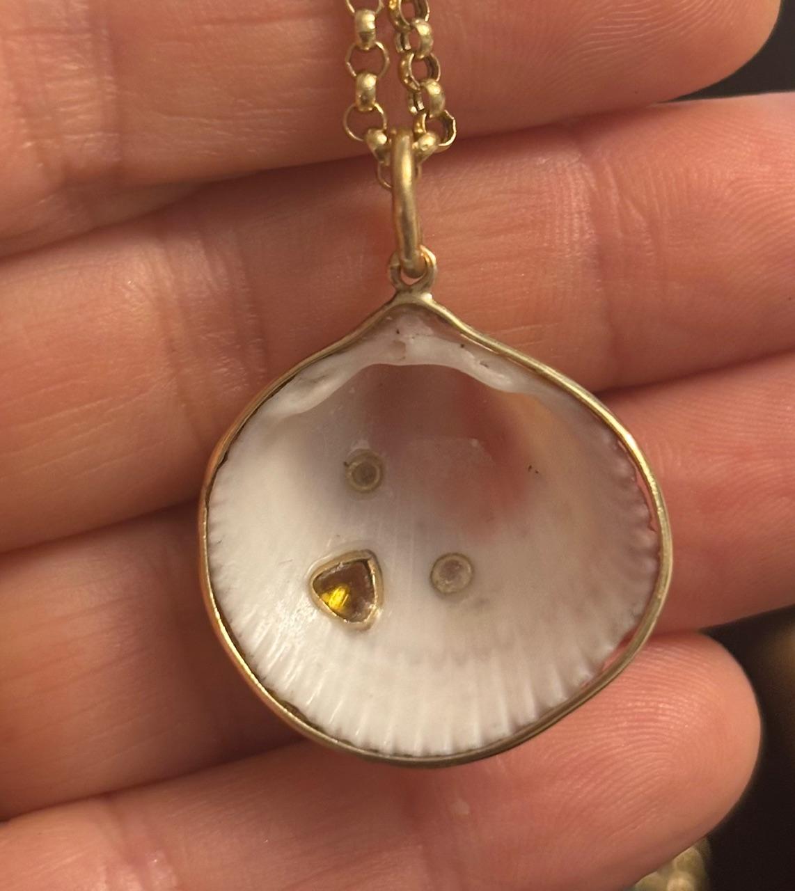 Pendentif WABI SABI SHELL, coquillage naturel, diamants, saphir jaune et or 14k en vente 1
