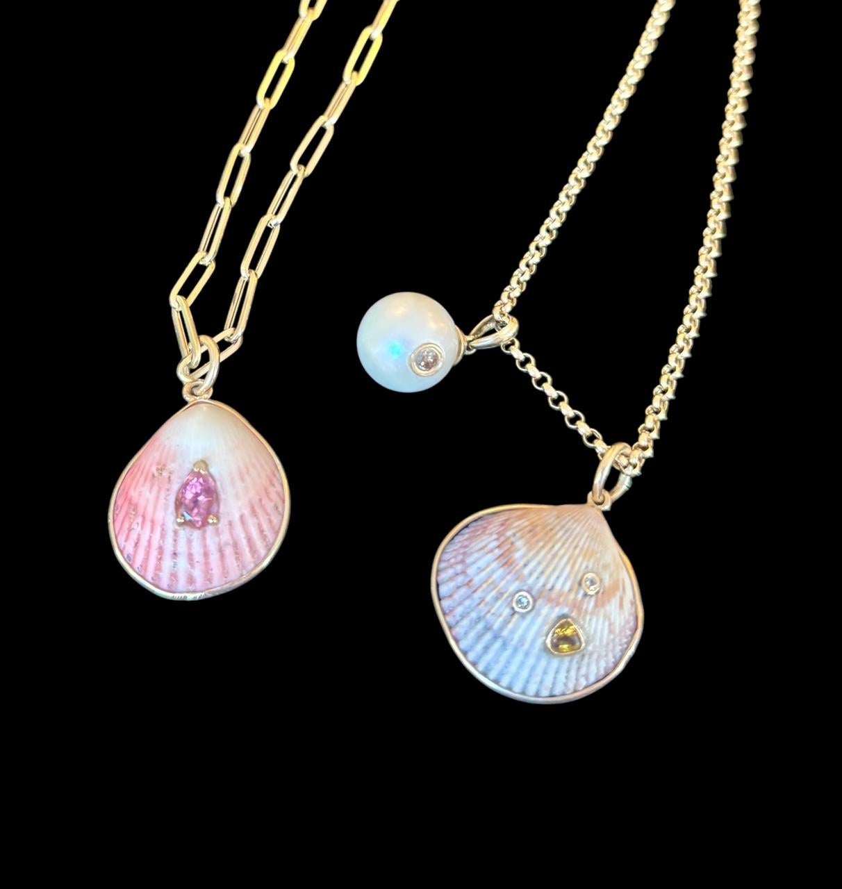 Pendentif WABI SABI SHELL, coquillage naturel, diamants, saphir jaune et or 14k en vente 2