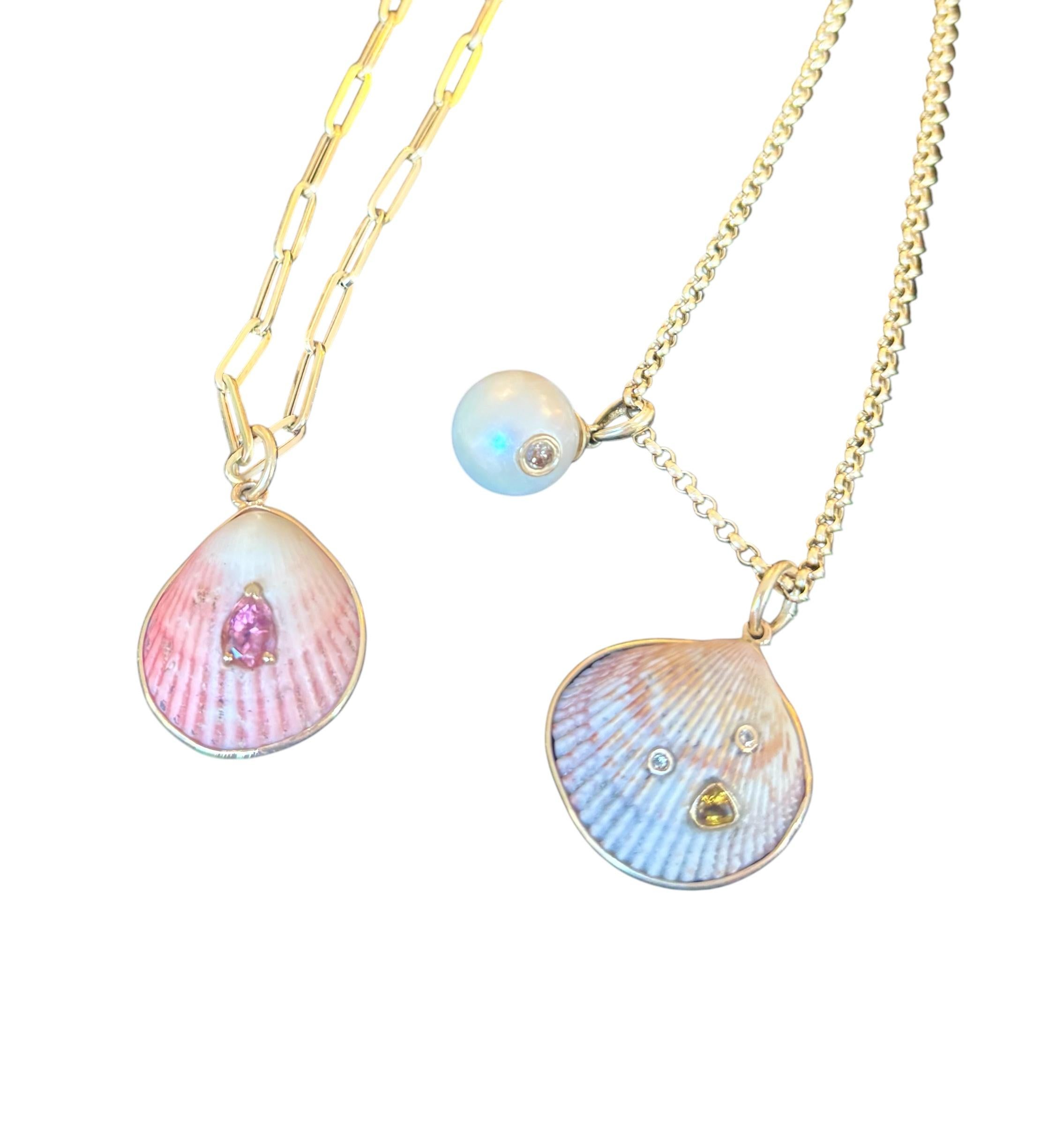 Pendentif WABI SABI SHELL, coquillage naturel, diamants, saphir jaune et or 14k en vente 3