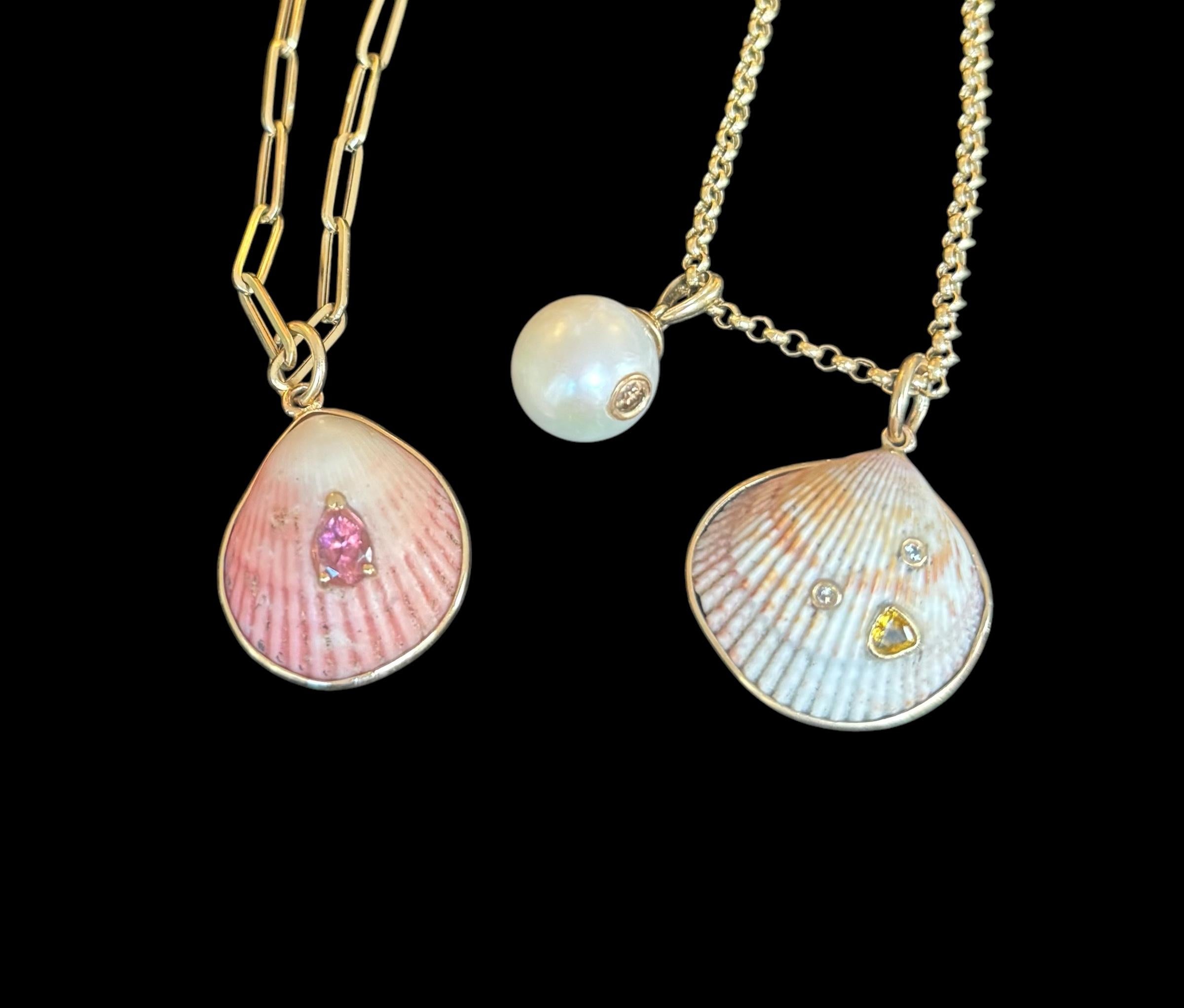 Pendentif WABI SABI SHELL, coquillage naturel, diamants, saphir jaune et or 14k en vente 4