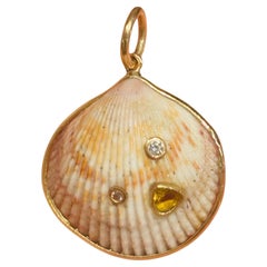 Pendentif WABI SABI SHELL, coquillage naturel, diamants, saphir jaune et or 14k