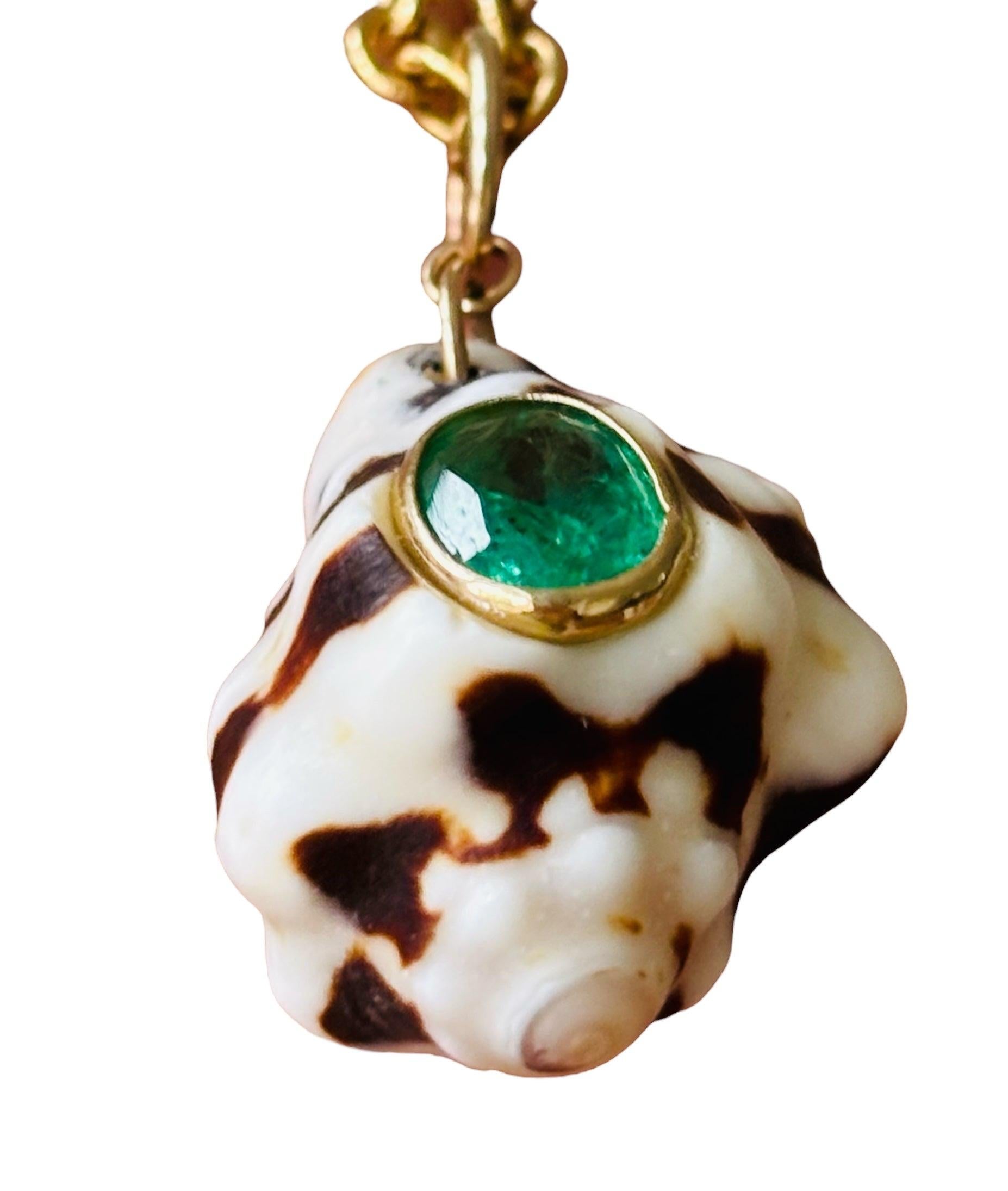 Sea Shell Pendant with Emerald & 14k Gold In New Condition For Sale In New York, NY
