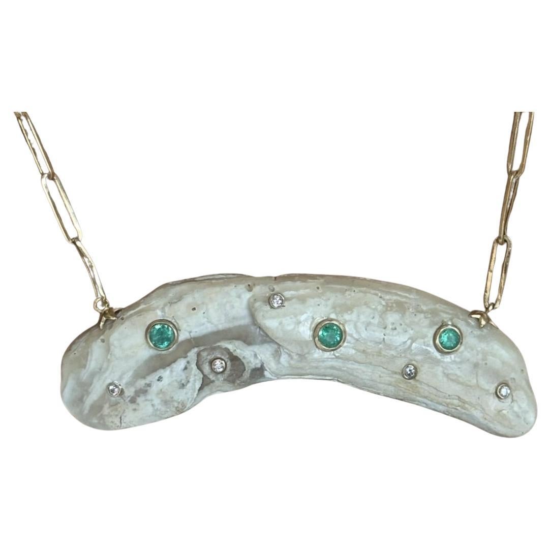 Collier en coquillage, émeraudes, diamants et or 14k sur chaîne à trombones en vente