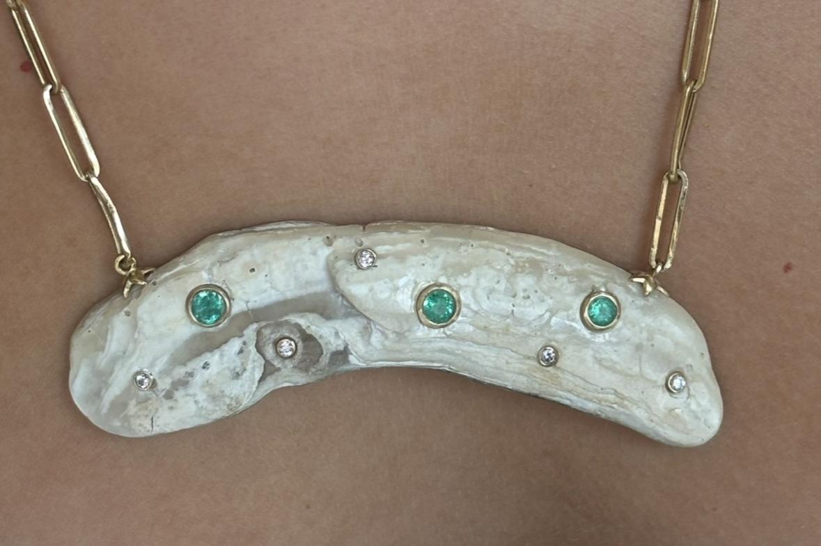 Collier unique

Coquillage naturel, émeraudes, diamants, or 14k, chaîne à trombones

Ce superbe collier est composé de trois émeraudes rondes en or 14k et de cinq diamants ronds de 2 mm également en or 14k.

La coquille en forme d'arc est la toile