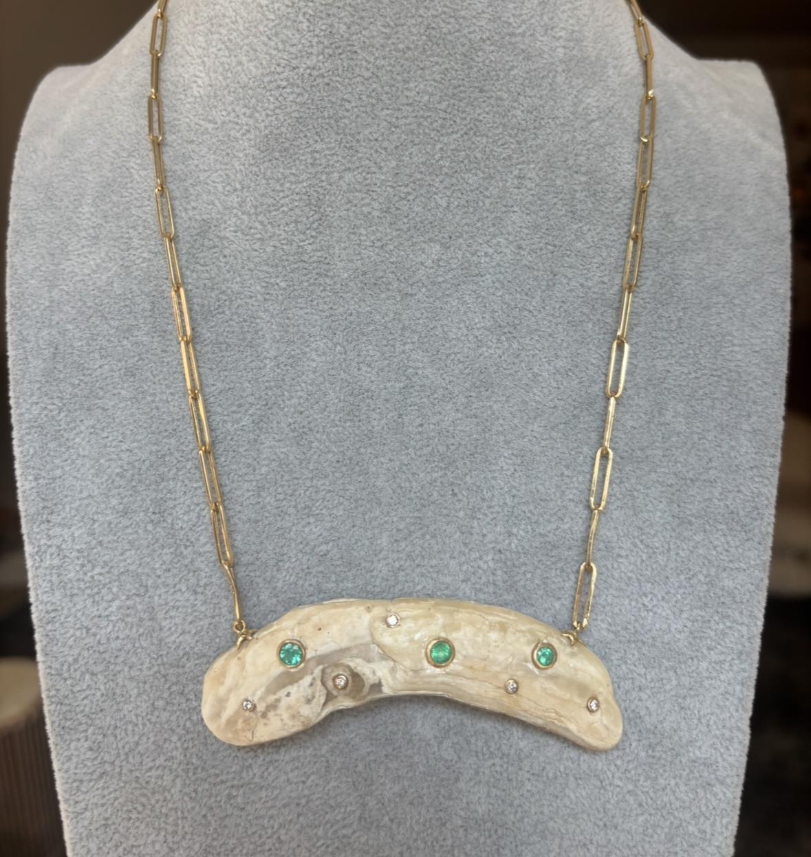 Collier en coquillage, émeraudes, diamants et or 14k sur chaîne à trombones Neuf - En vente à New York, NY