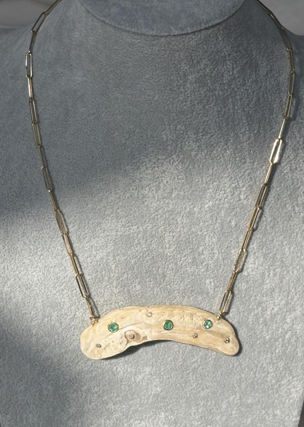 Taille mixte Collier en coquillage, émeraudes, diamants et or 14k sur chaîne à trombones en vente