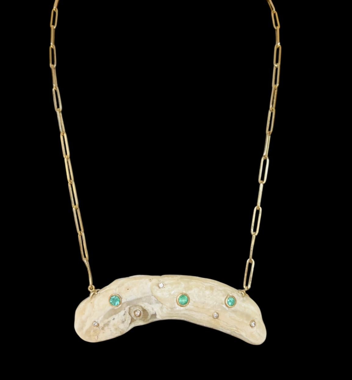 Collier en coquillage, émeraudes, diamants et or 14k sur chaîne à trombones en vente 1