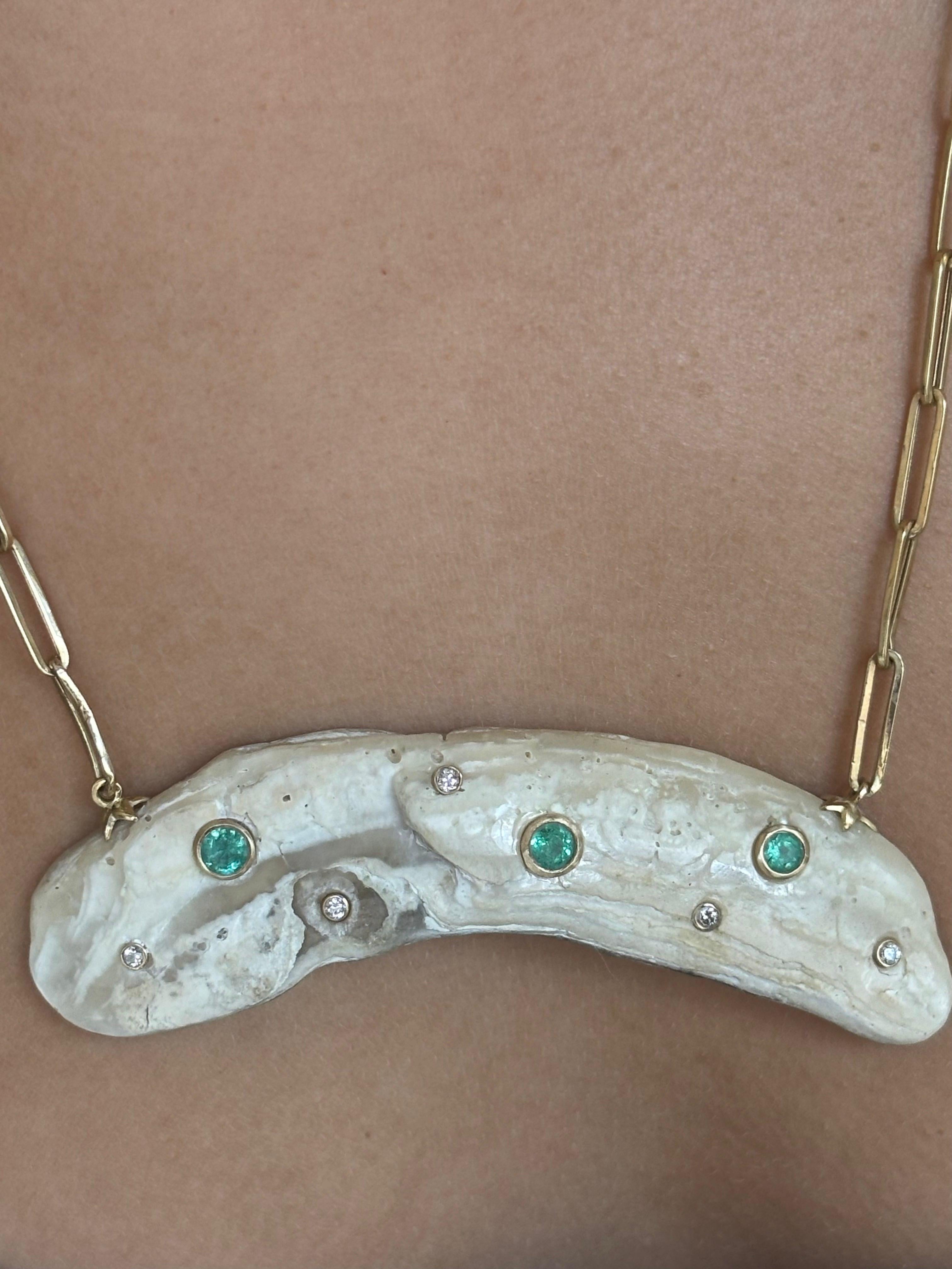 Collier en coquillage, émeraudes, diamants et or 14k sur chaîne à trombones en vente 2