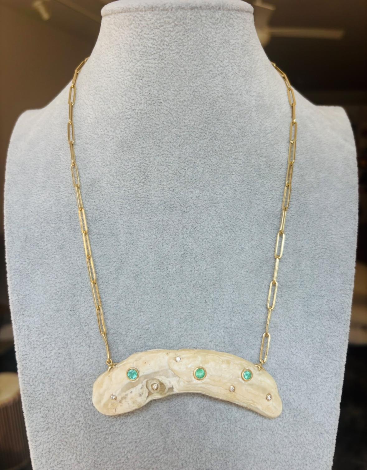 Collier en coquillage, émeraudes, diamants et or 14k sur chaîne à trombones en vente 3