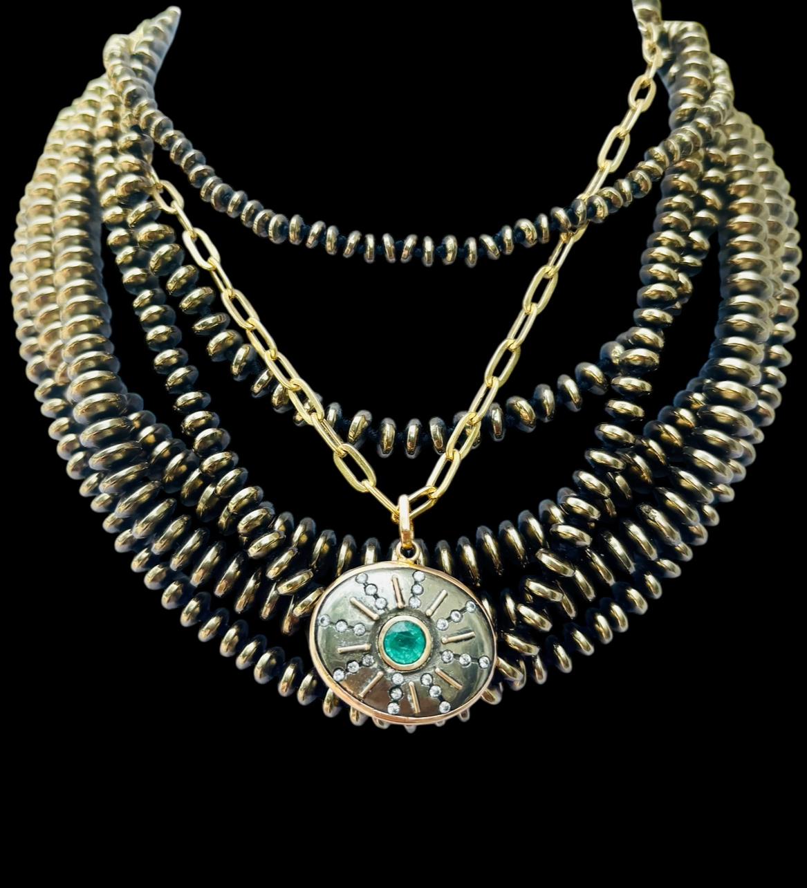 Pendentif SOL, pyrite, émeraudes, diamants et or 14k en vente 2