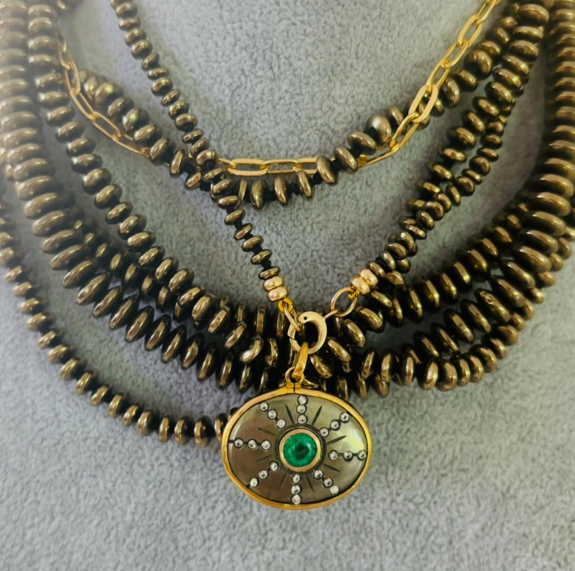 Pendentif SOL, pyrite, émeraudes, diamants et or 14k en vente 3