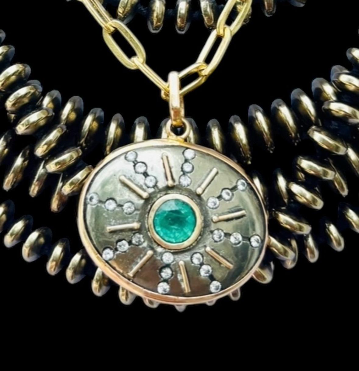 Taille mixte Pendentif SOL, pyrite, émeraudes, diamants et or 14k en vente