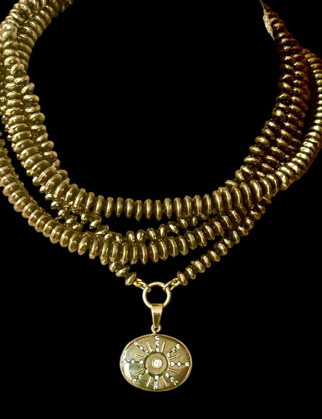 Taille mixte Pendentif SOL, pyrite avec diamants et or 14k en vente