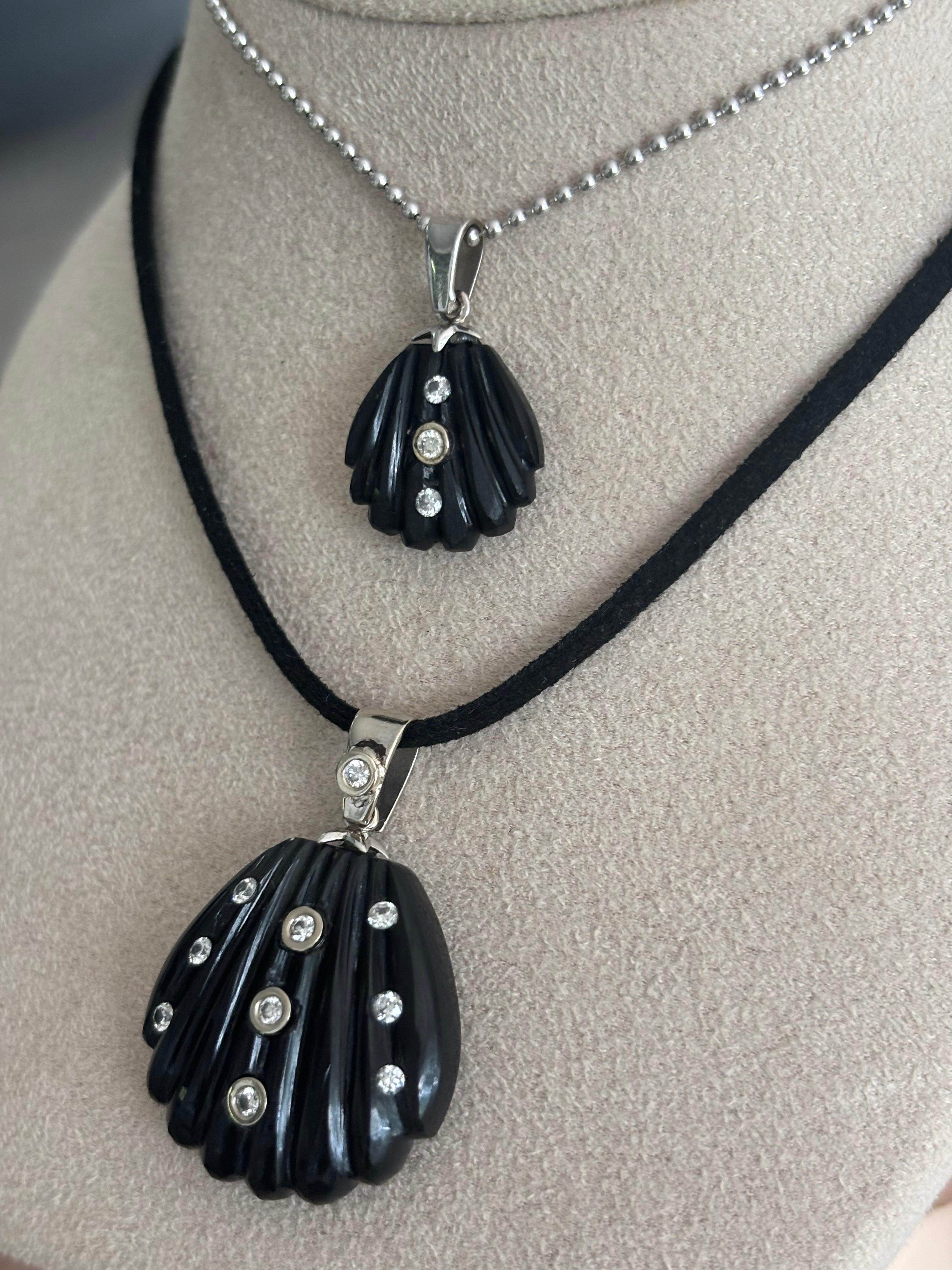 Ciondolo con conchiglia marina, onice nera intagliata con diamanti e oro bianco 14k in vendita 1
