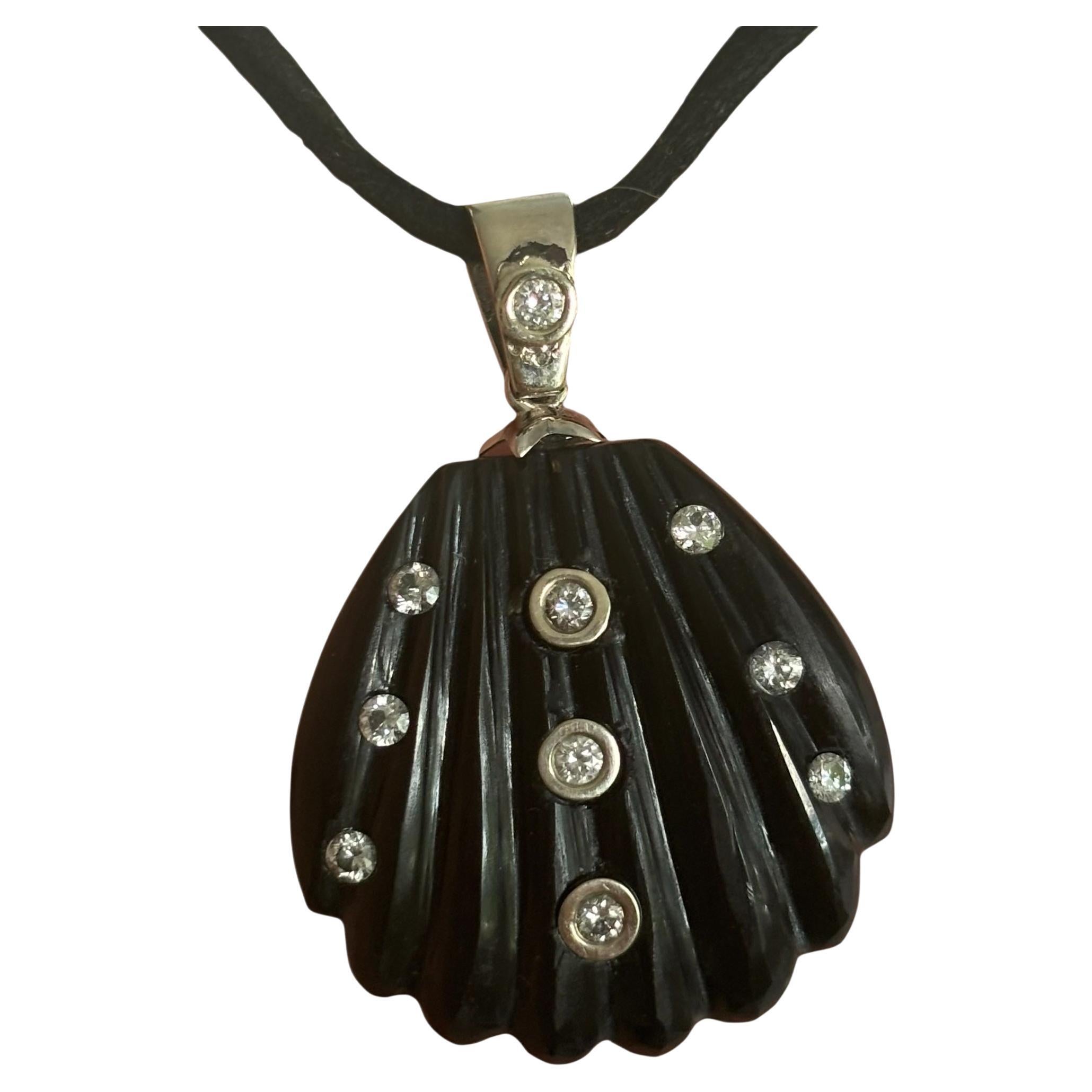 Pendentif coquillage, onyx noir sculpté avec diamants et or blanc 14k en vente