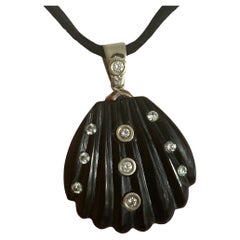 Pendentif coquillage, onyx noir sculpté avec diamants et or blanc 14k