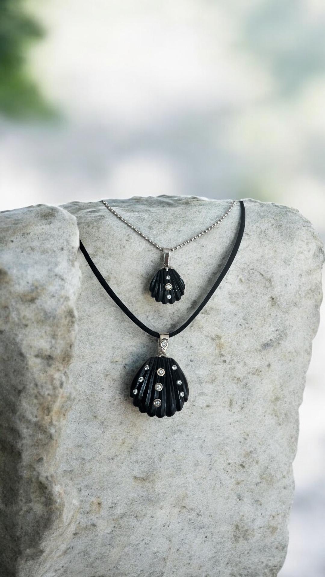 Pendentif coquillage, onyx noir sculpté avec diamants et or blanc 14k Neuf - En vente à New York, NY