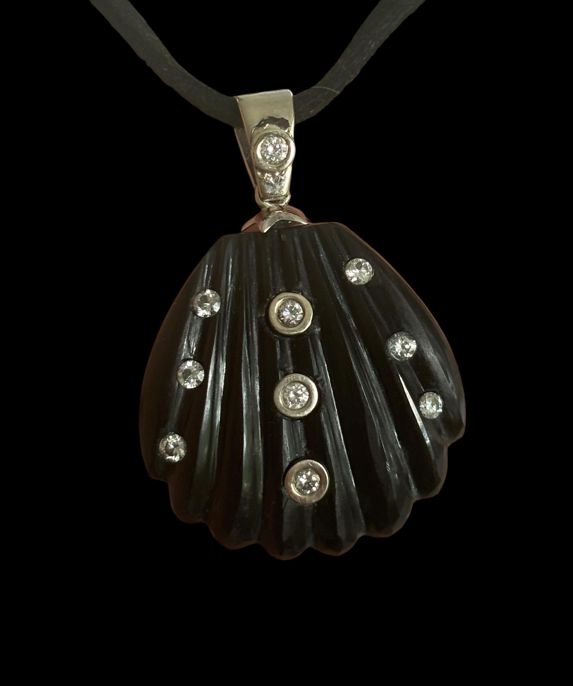 Pendentif coquillage, onyx noir sculpté avec diamants et or blanc 14k en vente 3