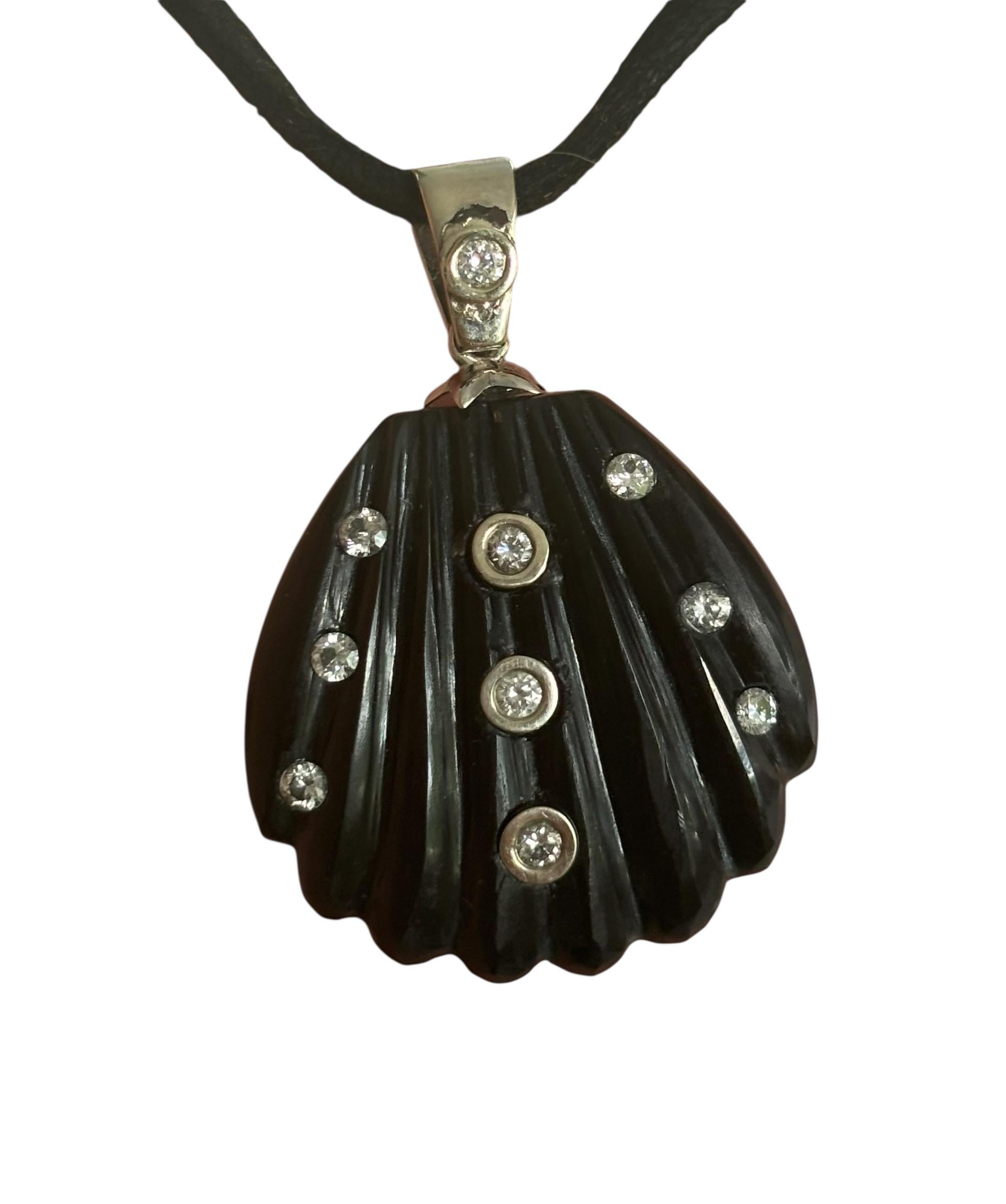 Pendentif coquillage, onyx noir sculpté avec diamants et or blanc 14k en vente 4