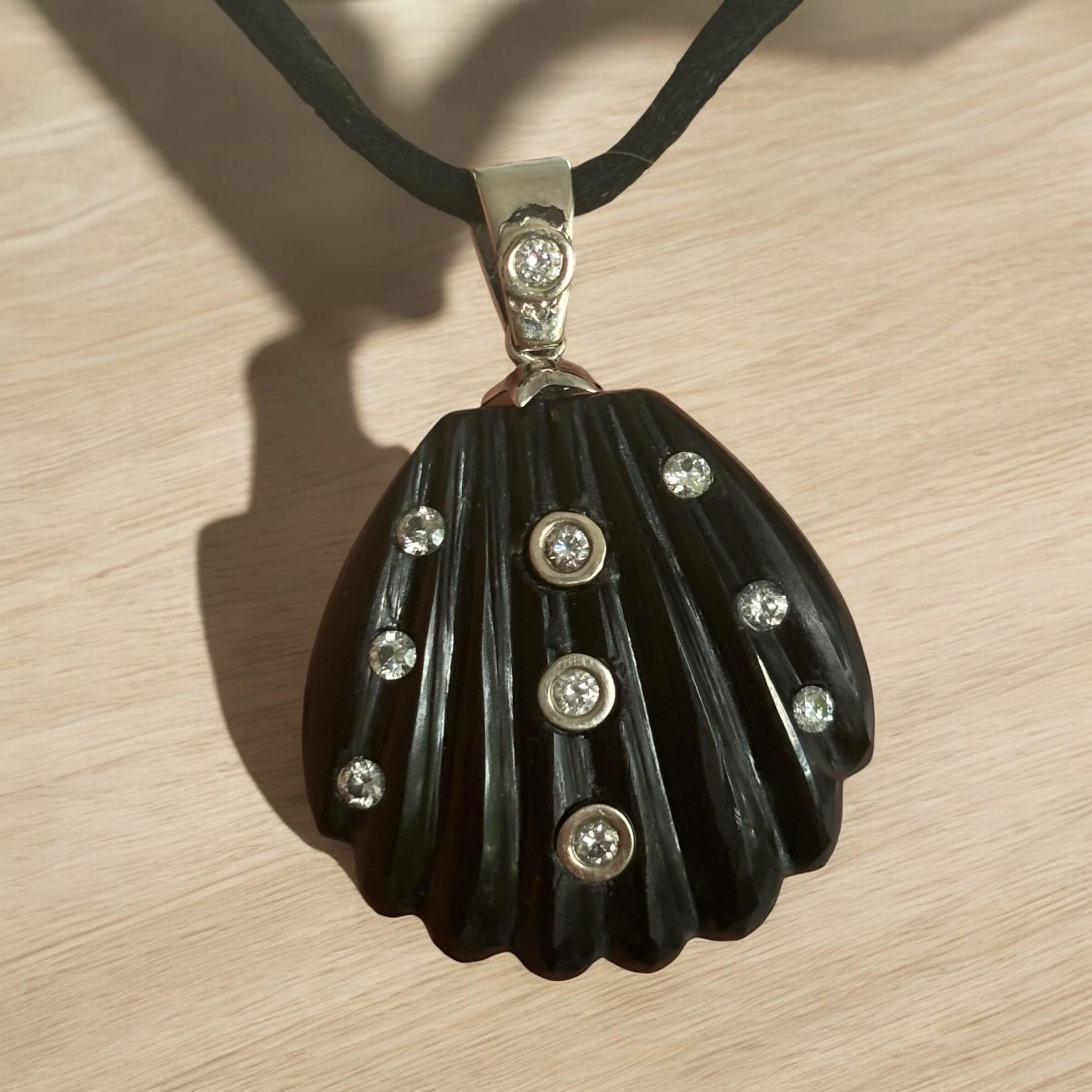 Pendentif coquillage, onyx noir sculpté avec diamants et or blanc 14k en vente 2