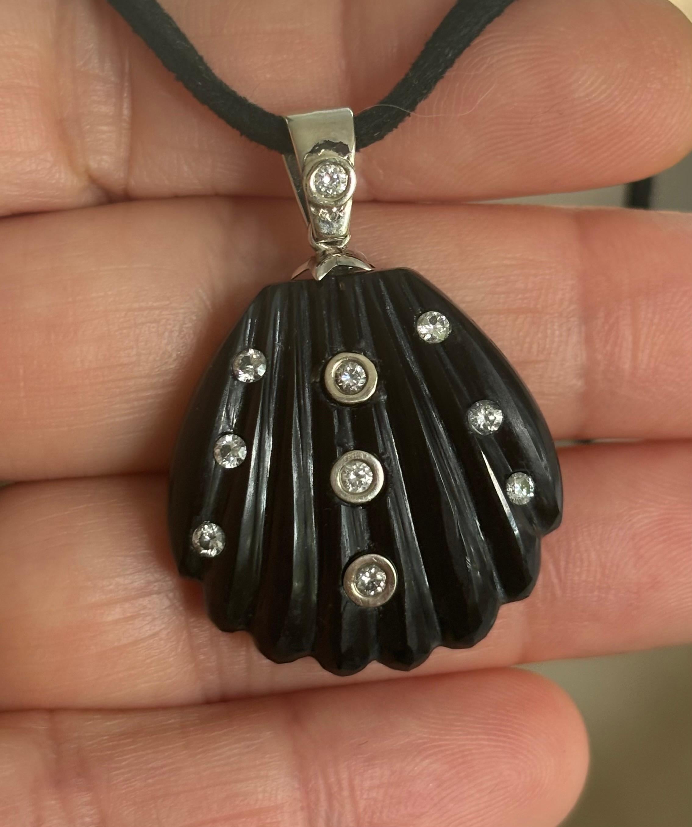 Pendentif coquillage, onyx noir sculpté avec diamants et or blanc 14k en vente 5