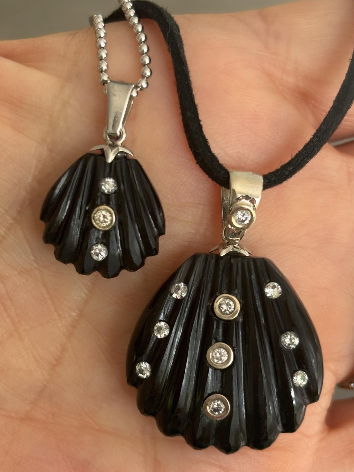 Taille mixte Pendentif coquillage, onyx noir sculpté avec diamants et or blanc 14k en vente
