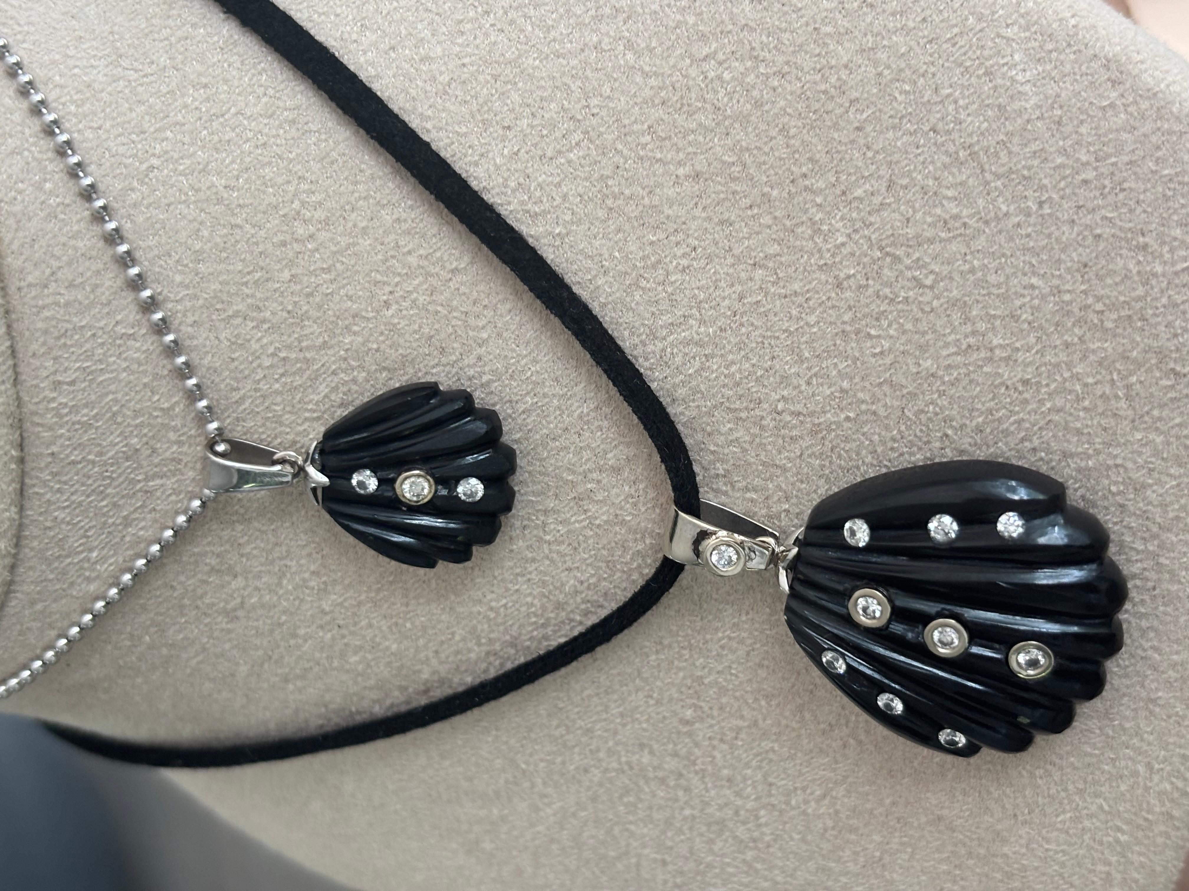 Pendentif coquillage, onyx noir sculpté avec diamants et or blanc 14k en vente 1