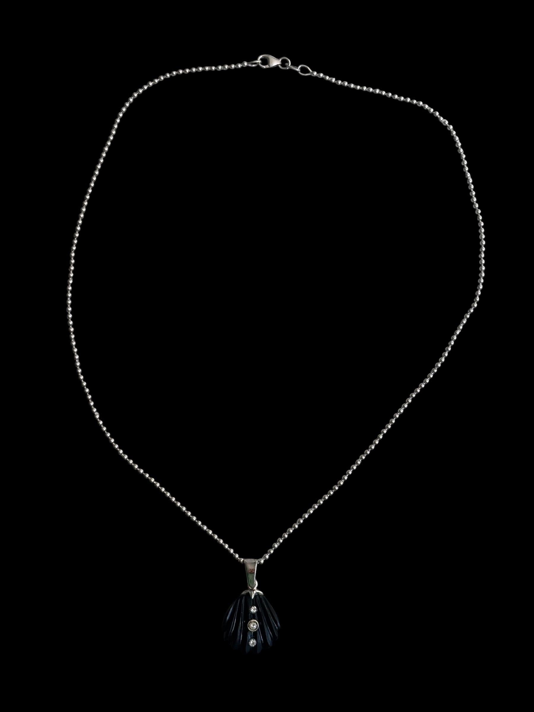 Collana di conchiglie marine, onice nero, diamanti, oro bianco 14k, catena a sfere d'oro in vendita 1