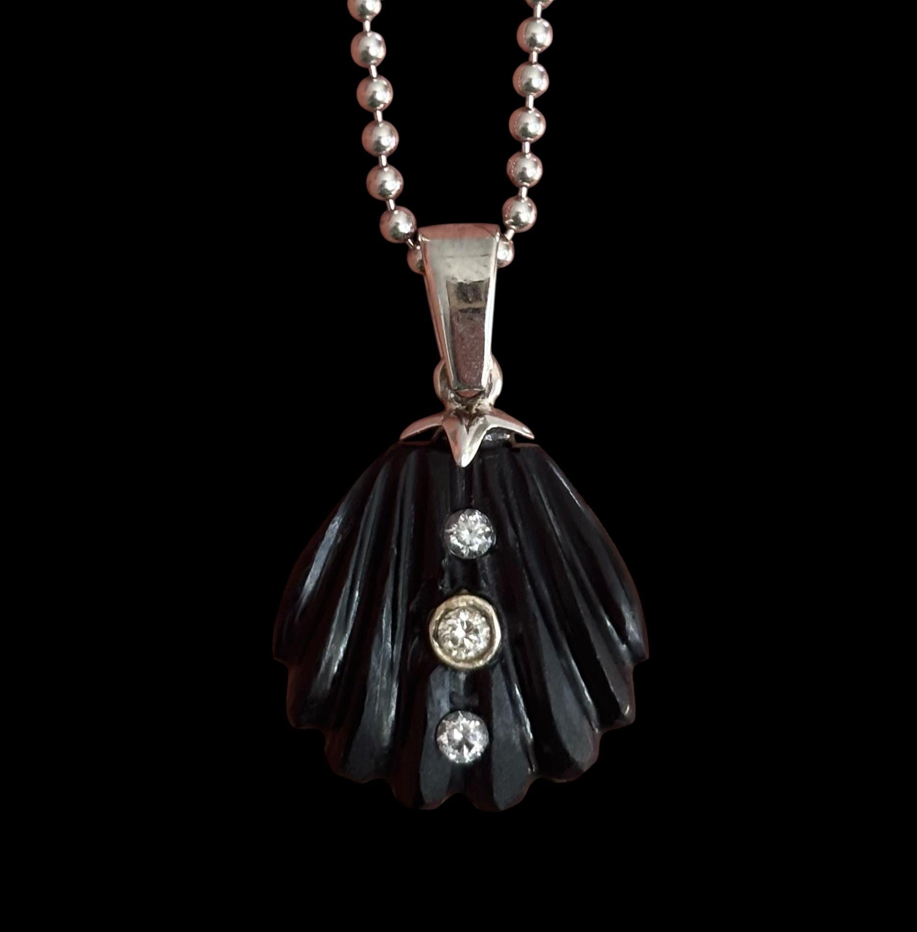 Collana di conchiglie marine, onice nero, diamanti, oro bianco 14k, catena a sfere d'oro in vendita 5