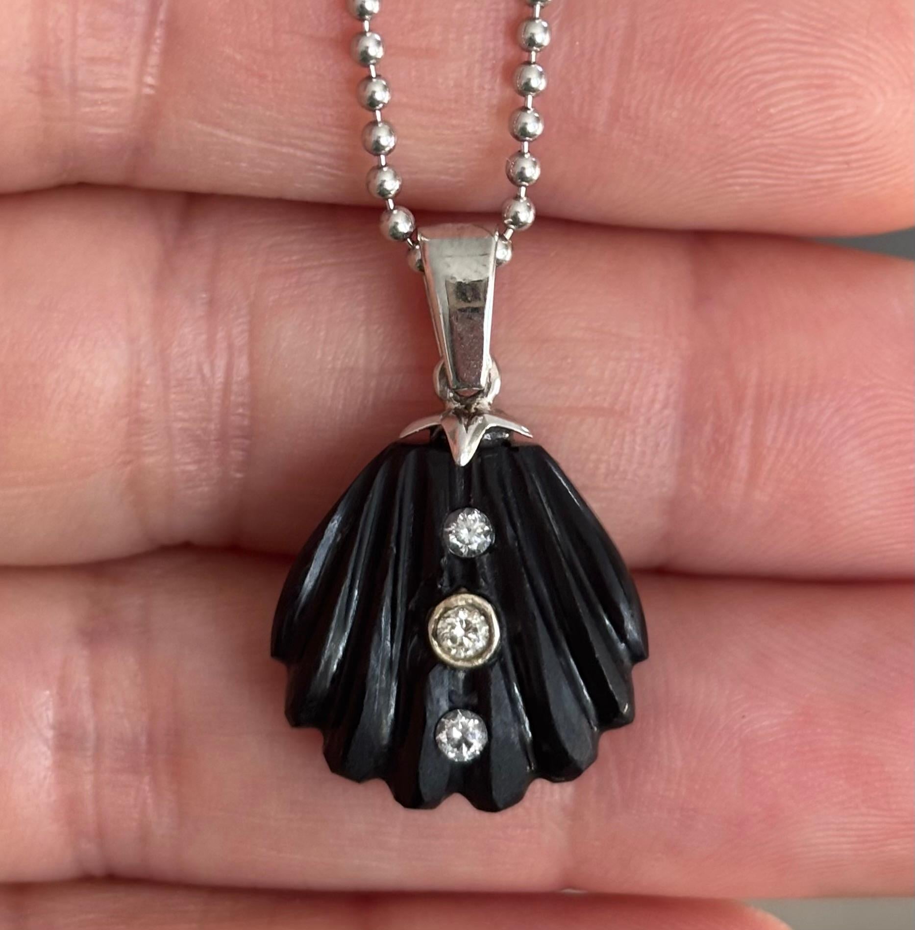 Collana di conchiglie marine, onice nero, diamanti, oro bianco 14k, catena a sfere d'oro in vendita 6