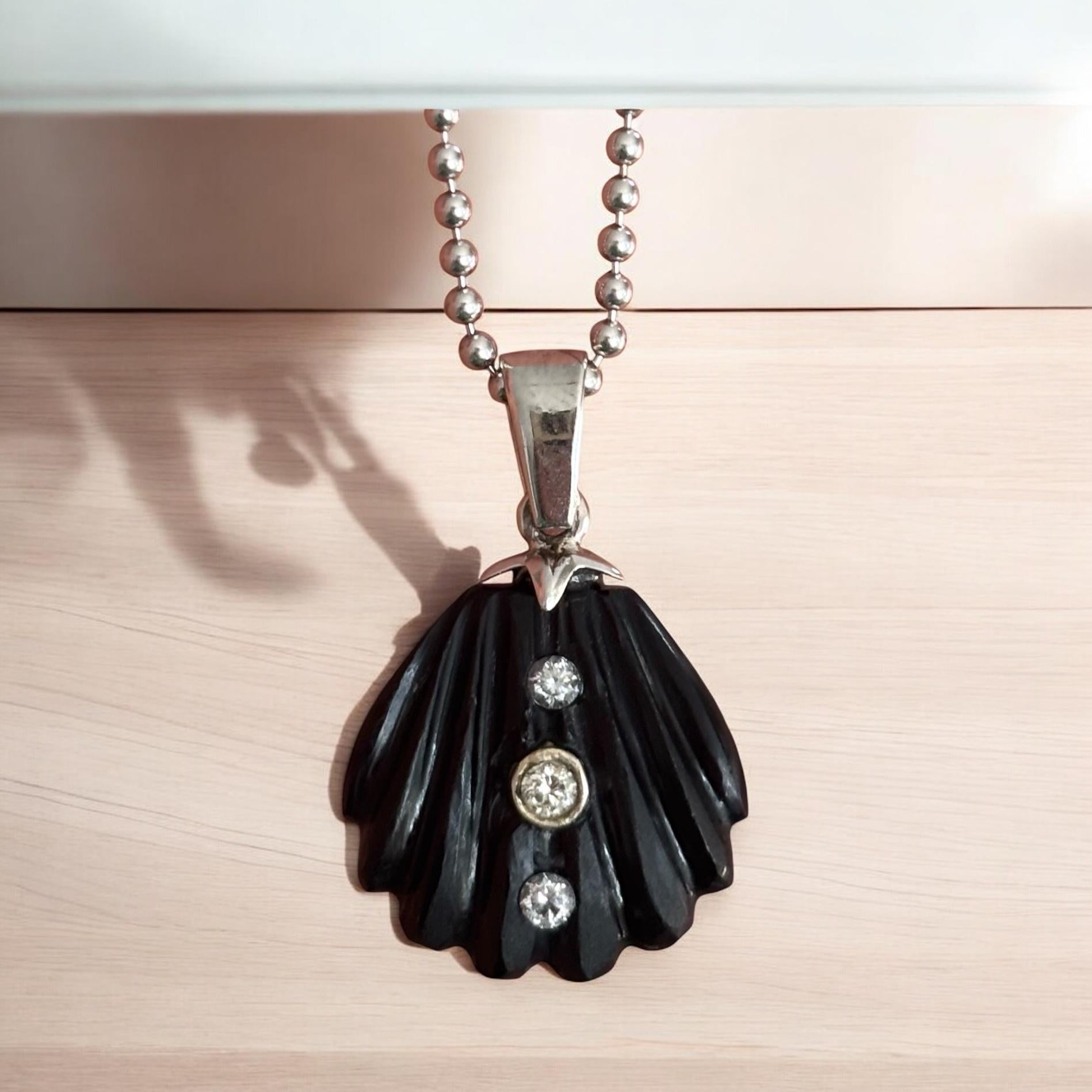 Collana di conchiglie marine, onice nero, diamanti, oro bianco 14k, catena a sfere d'oro in vendita 4