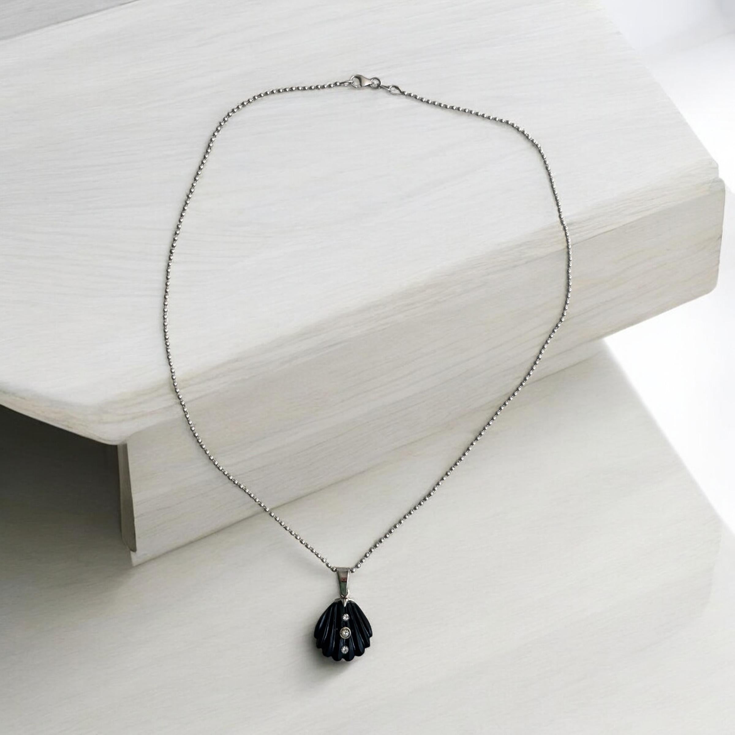 Collana di conchiglie marine, onice nero, diamanti, oro bianco 14k, catena a sfere d'oro in vendita 2