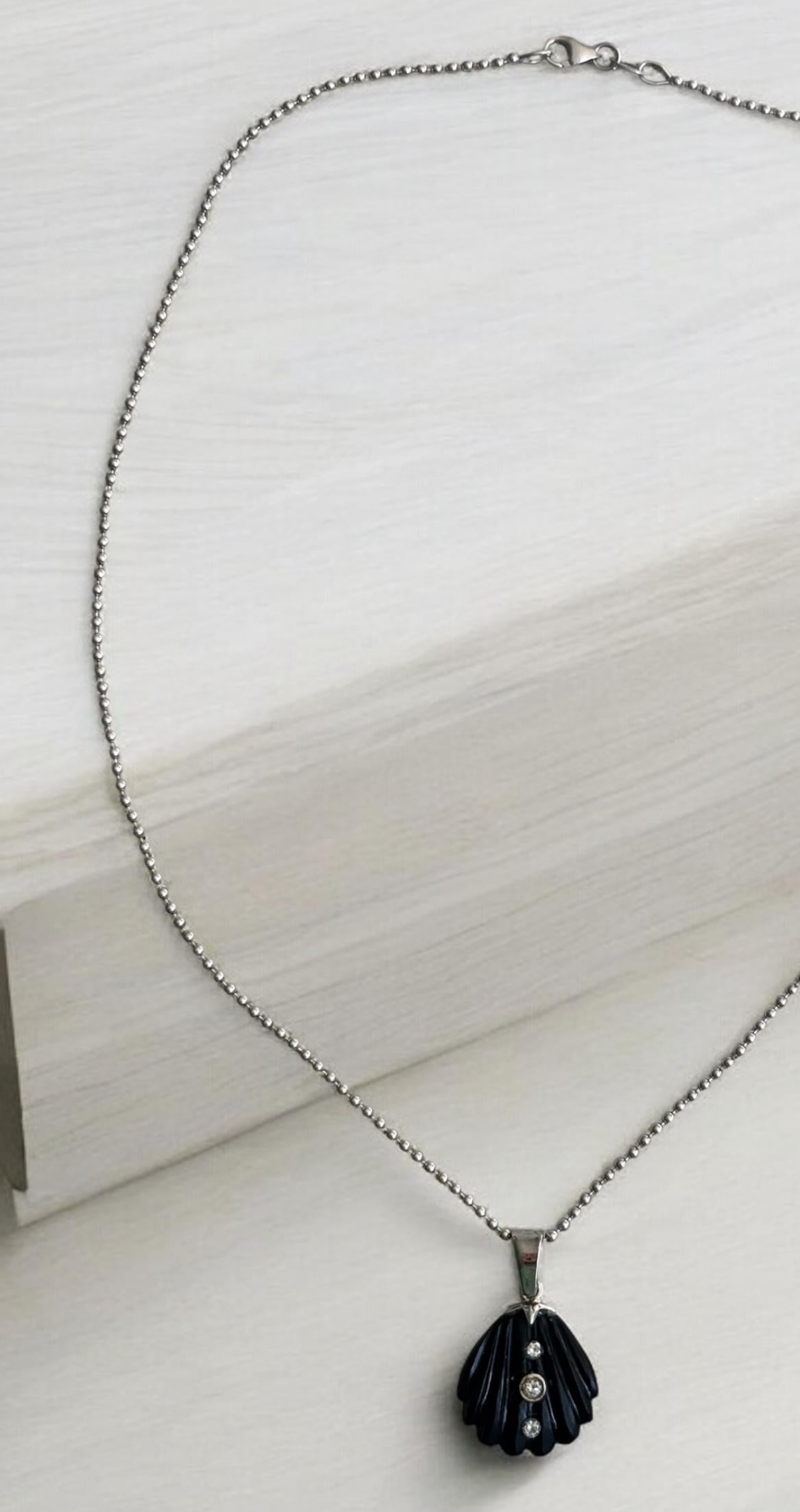 Collana di conchiglie marine, onice nero, diamanti, oro bianco 14k, catena a sfere d'oro in vendita 3