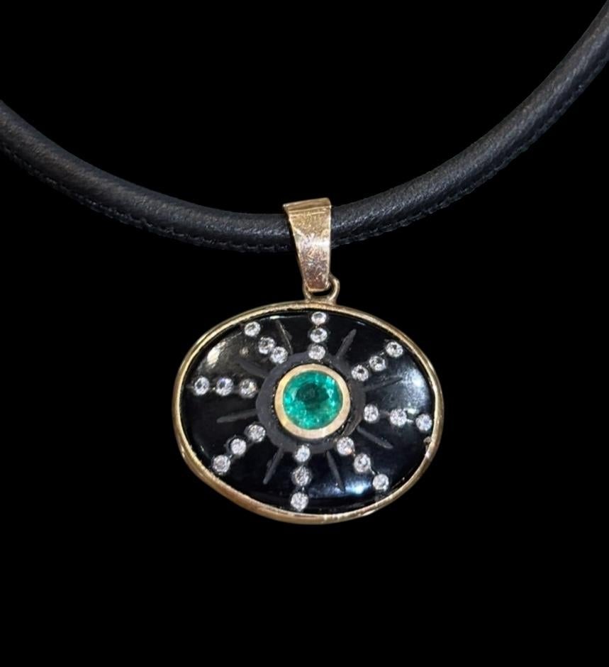 Ciondolo SOL

Onice nera, smeraldo, diamanti, oro 14k

La linea S.L.A. è stata sviluppata intorno all'idea di onorare se stessi e di vivere una vita che ti illumini. Il sole è un potente simbolo di vita e di luce e questi pezzi sono stati progettati