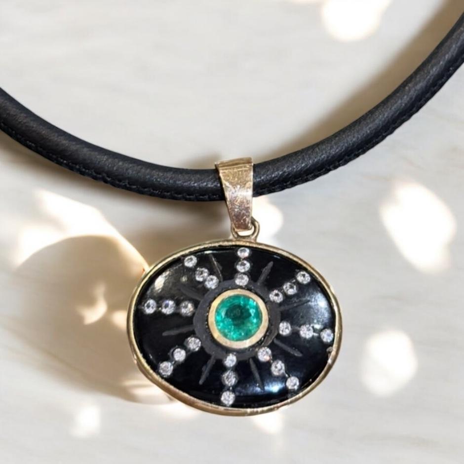 Taglio misto Ciondolo SOL, onice nera, smeraldo, diamanti, oro 14k in vendita